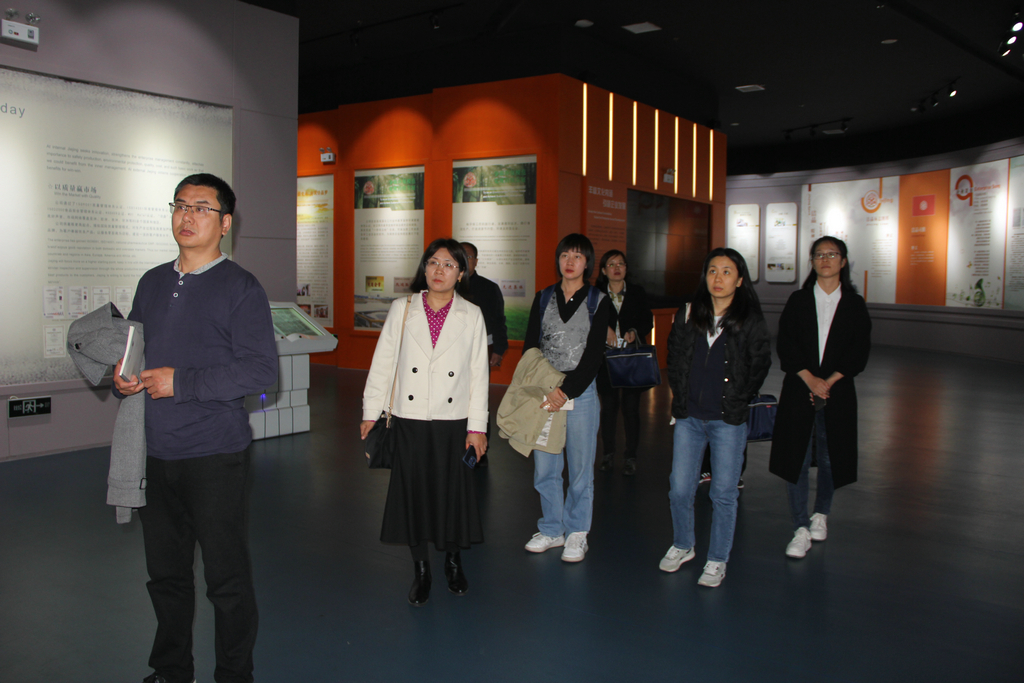 省標(biāo)準(zhǔn)化研究院及市區(qū)有關(guān)領(lǐng)導(dǎo)來潔晶進行專標(biāo)融合調(diào)研